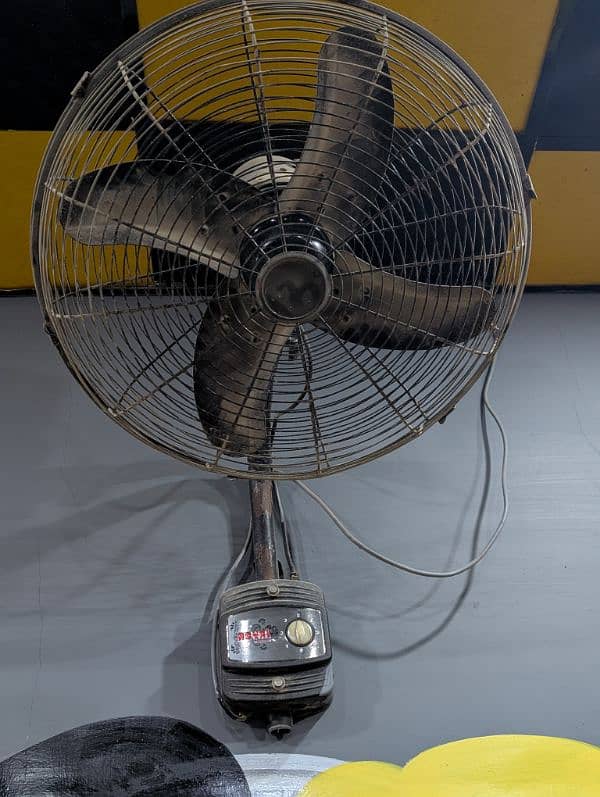 Ten Bracket Fan 24inch  In Gym Running condition (03153814092) 0