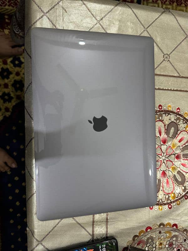 MacBook pro 2018 model 1