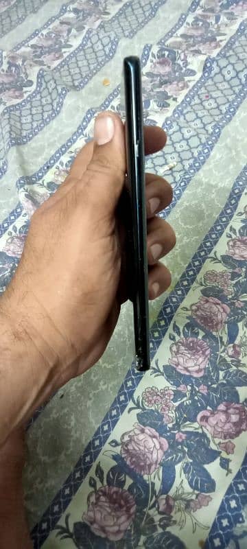 salam 8 pro hy lcd damge hy gir gya tha pc on lcd nahi arhi 1