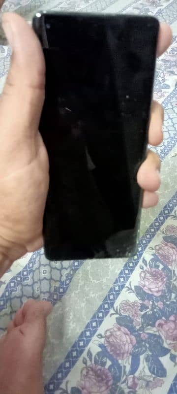 salam 8 pro hy lcd damge hy gir gya tha pc on lcd nahi arhi 7