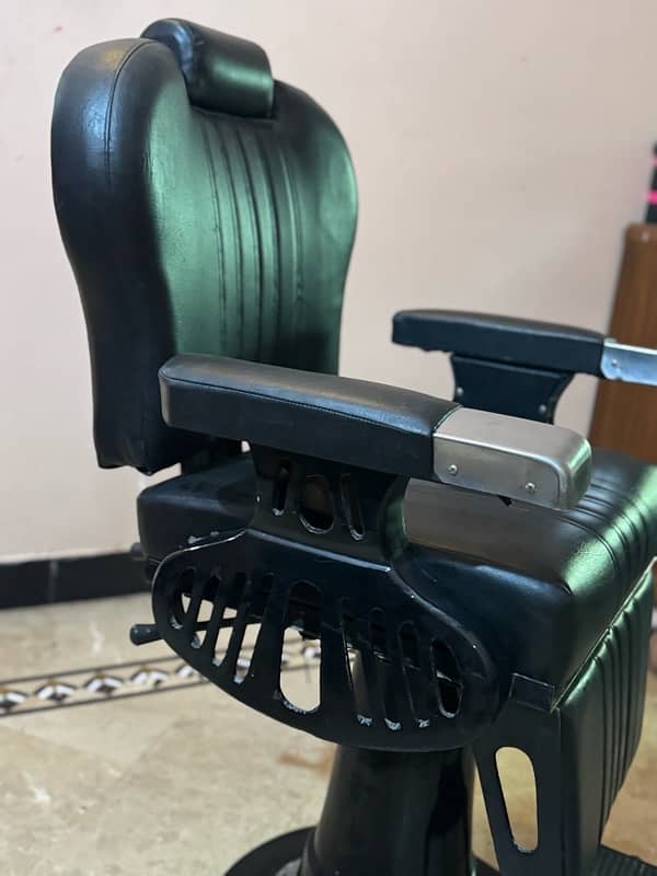 Only 1 month used porlor chair 1