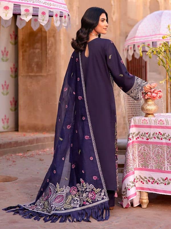 MAHNUR  HUSN E JAHAN  LUXURY LAWN 12