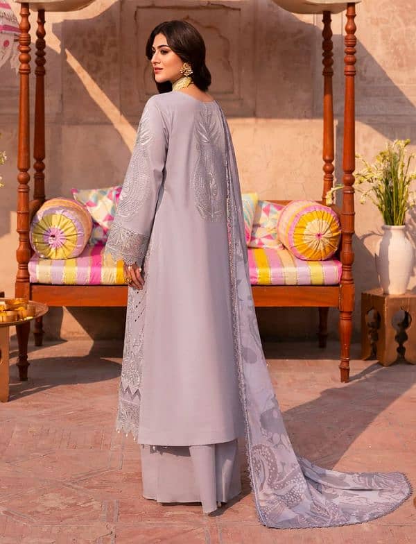 MAHNUR  HUSN E JAHAN  LUXURY LAWN 17