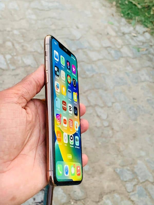 iphone 11 pro max 256 GB PTA approved my WhatsApp number 03410172804 6