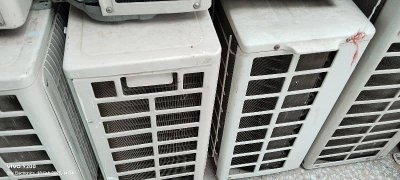 used split A. c window A. c Available in good price 9
