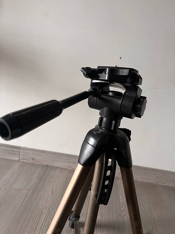 tripod stand 0