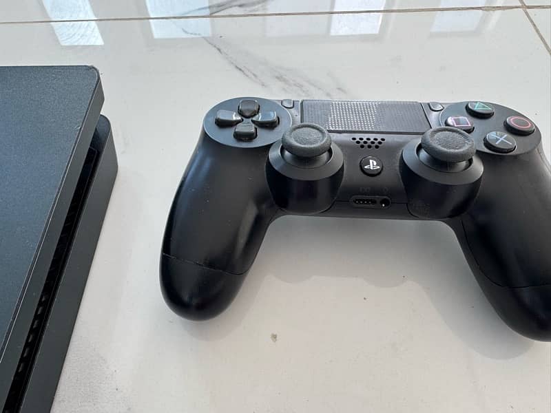 Ps4 Slim 500 GB with 2 Controllers 3