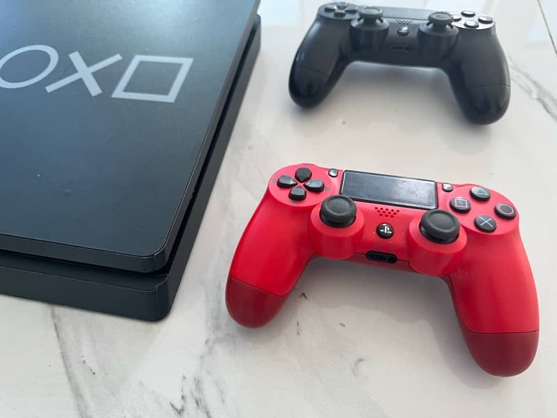 Ps4 Slim 500 GB with 2 Controllers 5