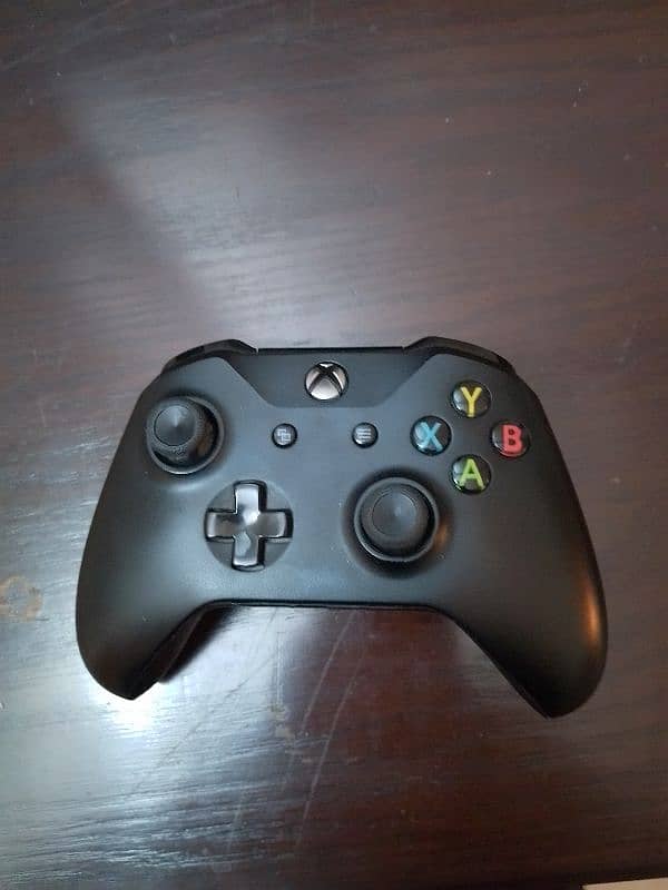 Xbox ONE (500 GB) two controllers and Kinect 5