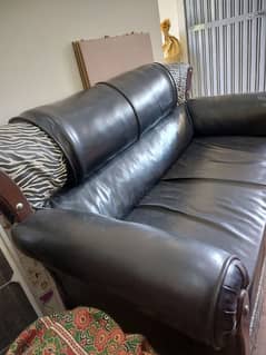 Black 7 seater sofa in very good condition, barely used fine quality