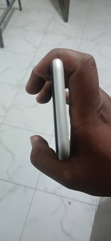 iphone 11 128 gb white colour factory unlock 4