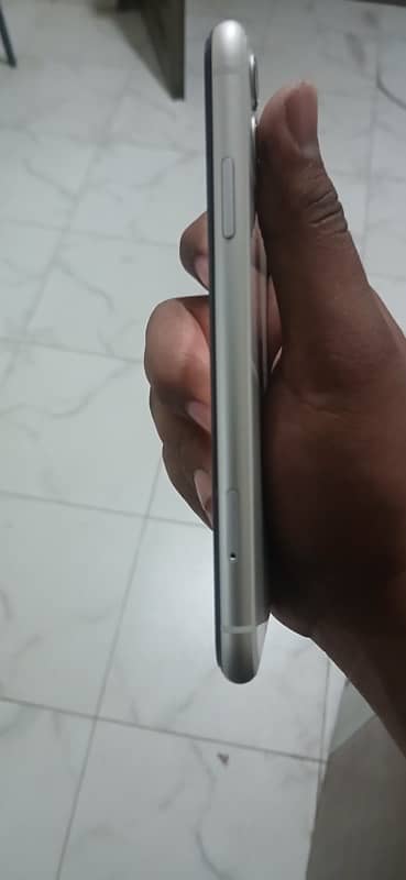 iphone 11 128 gb white colour factory unlock 6