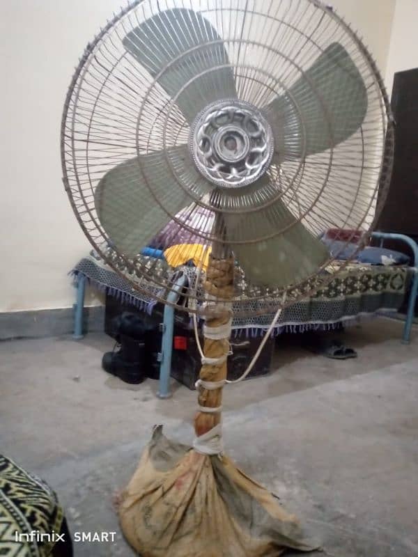 pedestal fan in lush condition 2