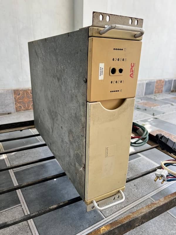 APC Smart UPS 3000 2