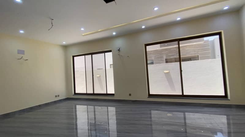 250sq Yard 5 Bedrooms Luxury Villa FOR SALE. Adjacent To Jinnah Avenue, Easy Access To Entrance Facing GRAND MOSQUE. All Facilities Nearby And Utilities Present. 0