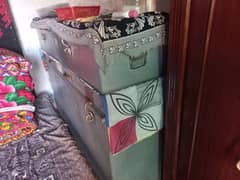 1 peti +2 trunk +1 safe almari in good condition available for sale