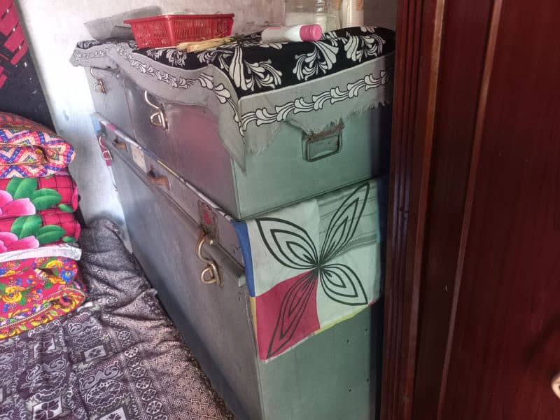 1 peti +2 trunk +1 safe almari in good condition available for sale 0