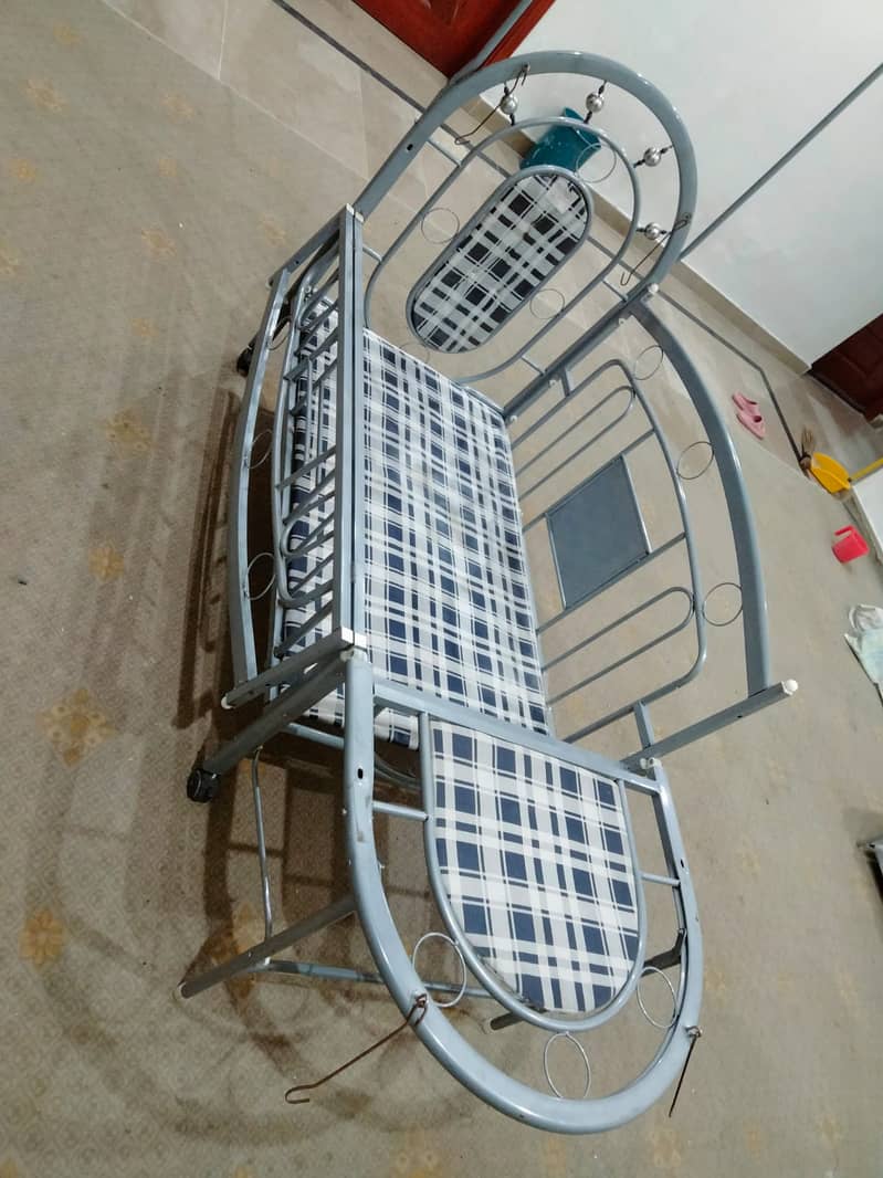 Selling a high-quality baby swing and cot in excellent condition! 2