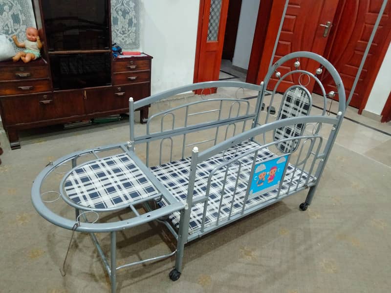 Selling a high-quality baby swing and cot in excellent condition! 3