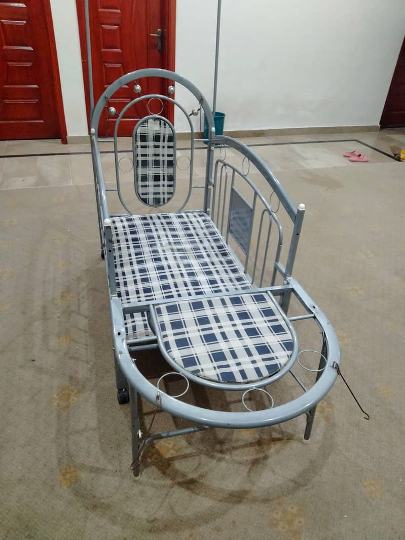 Selling a high-quality baby swing and cot in excellent condition! 4