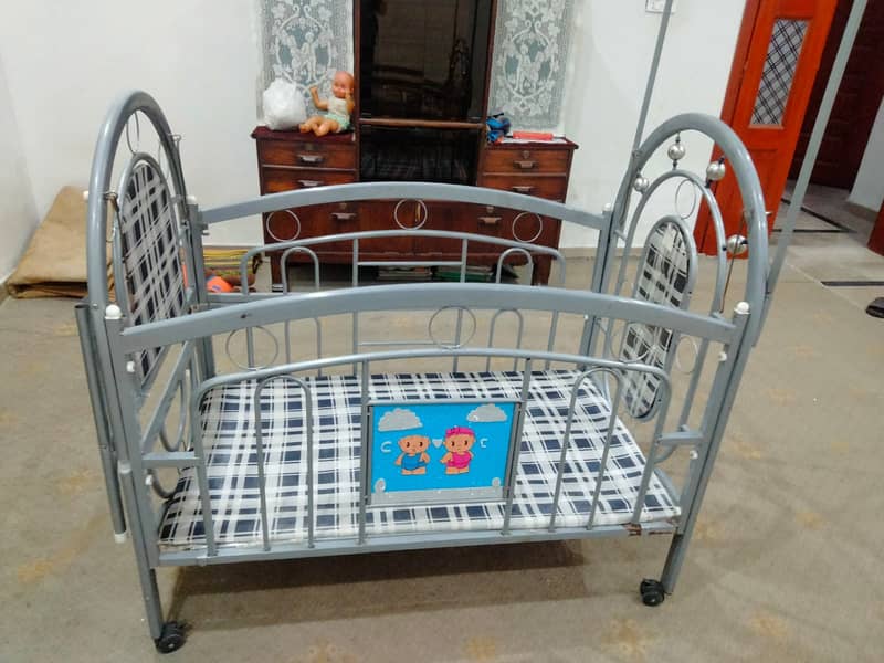 Selling a high-quality baby swing and cot in excellent condition! 5