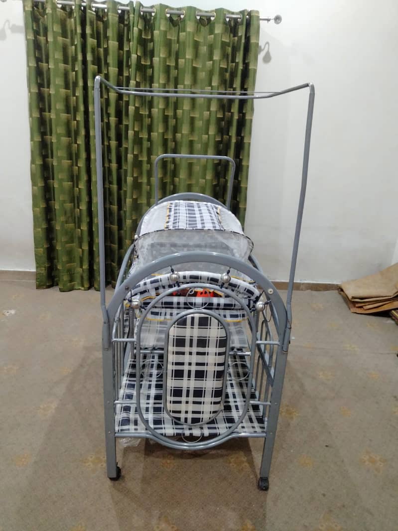 Selling a high-quality baby swing and cot in excellent condition! 6