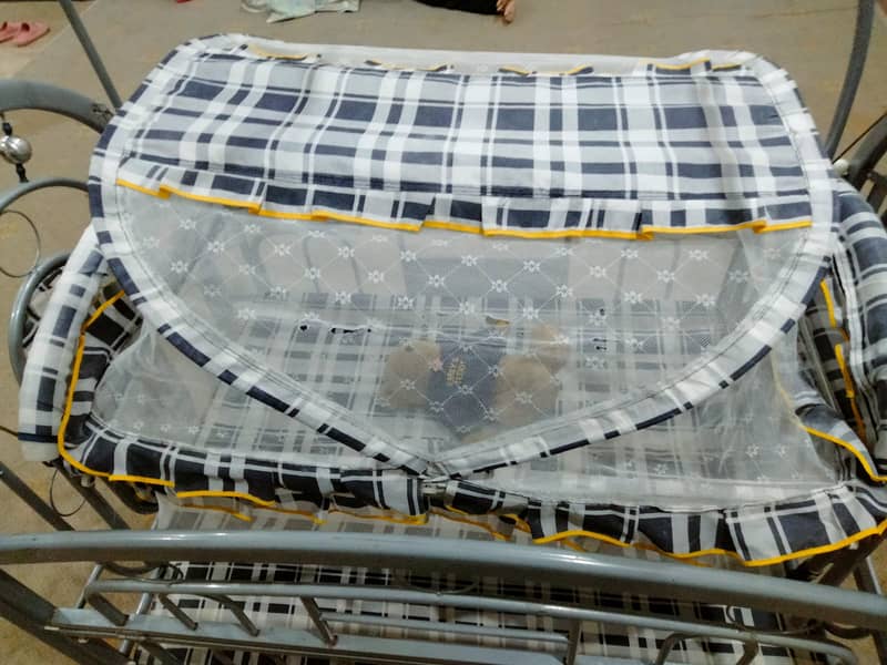 Selling a high-quality baby swing and cot in excellent condition! 7