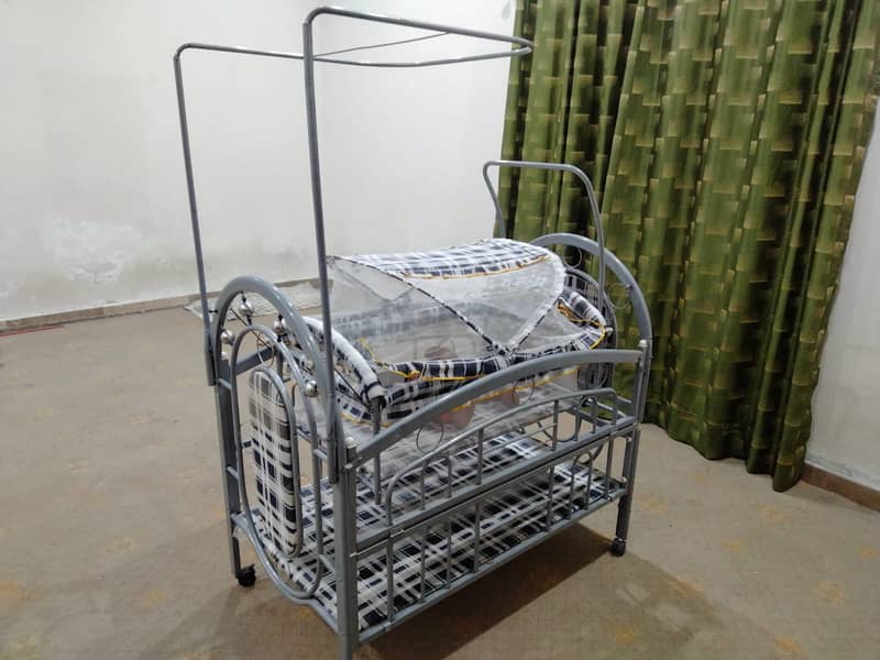 Selling a high-quality baby swing and cot in excellent condition! 8