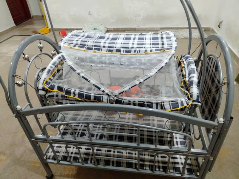 Selling a high-quality baby swing and cot in excellent condition! 9
