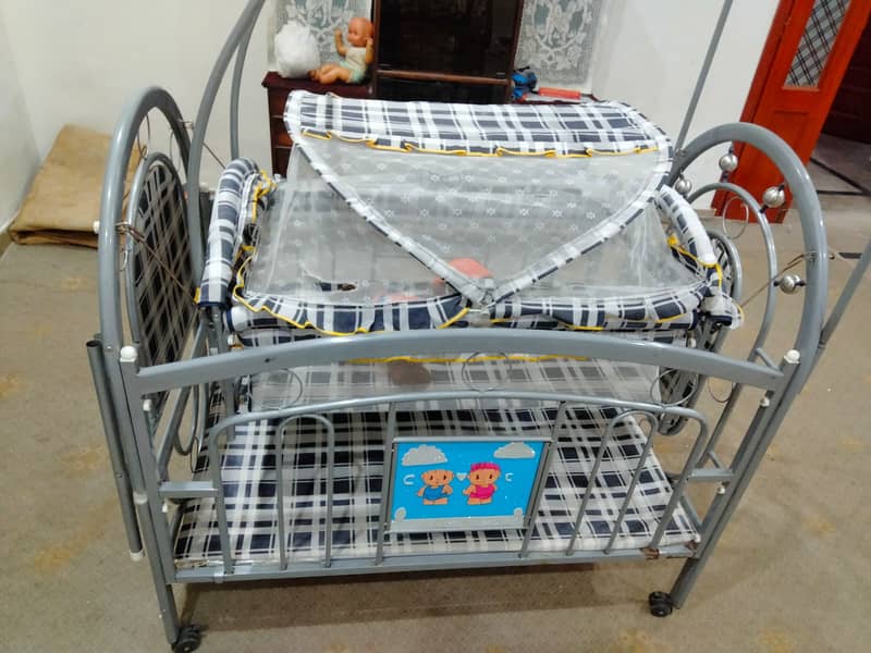 Selling a high-quality baby swing and cot in excellent condition! 10