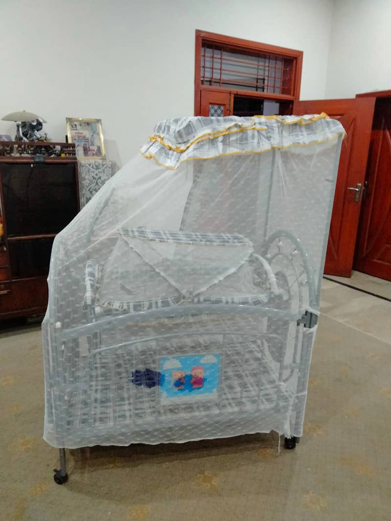 Selling a high-quality baby swing and cot in excellent condition! 11