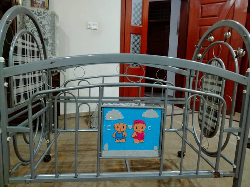 Selling a high-quality baby swing and cot in excellent condition! 12