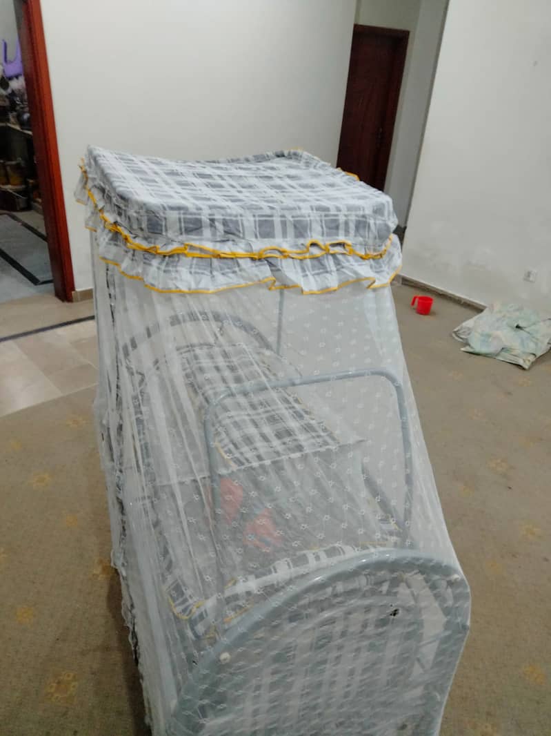 Selling a high-quality baby swing and cot in excellent condition! 13