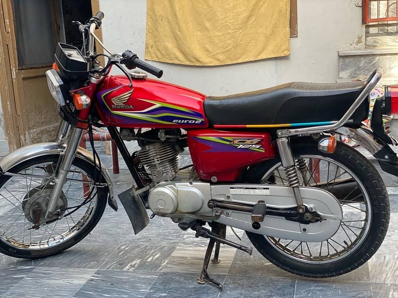 Honda (125) (17) model 10/7 condition red color It’s price is  95000 0