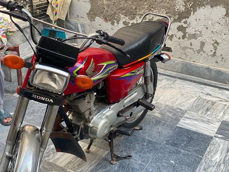 Honda (125) (17) model 10/7 condition red color It’s price is  95000 5