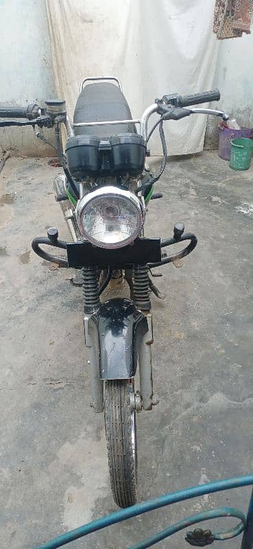 Deluxe 125 Honda urgent sale all ok 5 gear Wali Hai 0