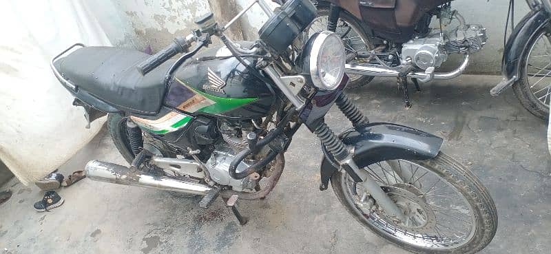 Deluxe 125 Honda urgent sale all ok 5 gear Wali Hai 1