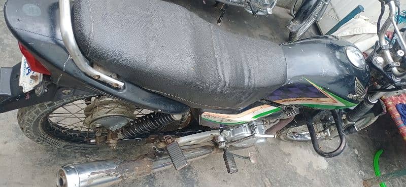 Deluxe 125 Honda urgent sale all ok 5 gear Wali Hai 2