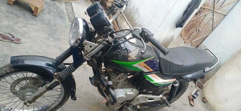 Deluxe 125 Honda urgent sale all ok 5 gear Wali Hai 3