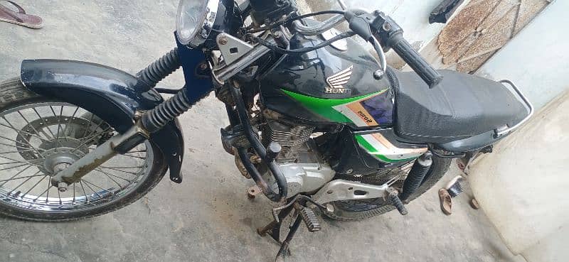 Deluxe 125 Honda urgent sale all ok 5 gear Wali Hai 4