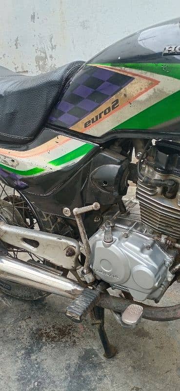 Deluxe 125 Honda urgent sale all ok 5 gear Wali Hai 5