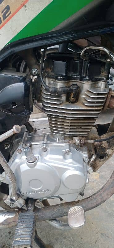 Deluxe 125 Honda urgent sale all ok 5 gear Wali Hai 6