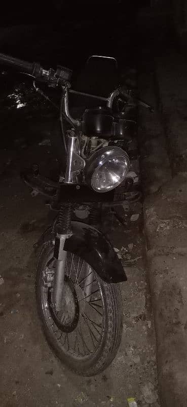 Deluxe 125 Honda urgent sale all ok 5 gear Wali Hai 7