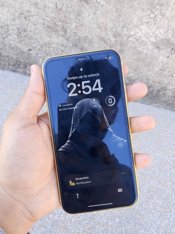 iPhone 11 - 256GB Yellow (Factory Unlocked) - Excellent Condition 3