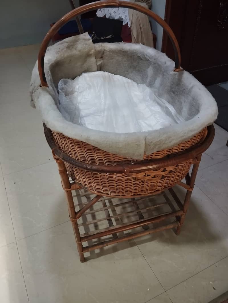 Cane cot for babies with sheets and netting 1