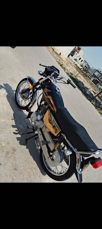 HONDA 125 2024 Goldan & Black 4