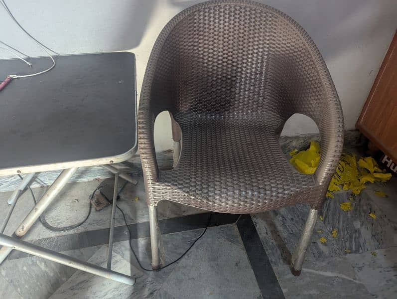 set of a Table And 2 plastic chairs 3