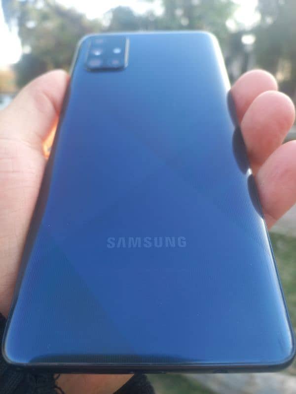 Samsung a71 8/128 ma condition bilkul saaf hai 4