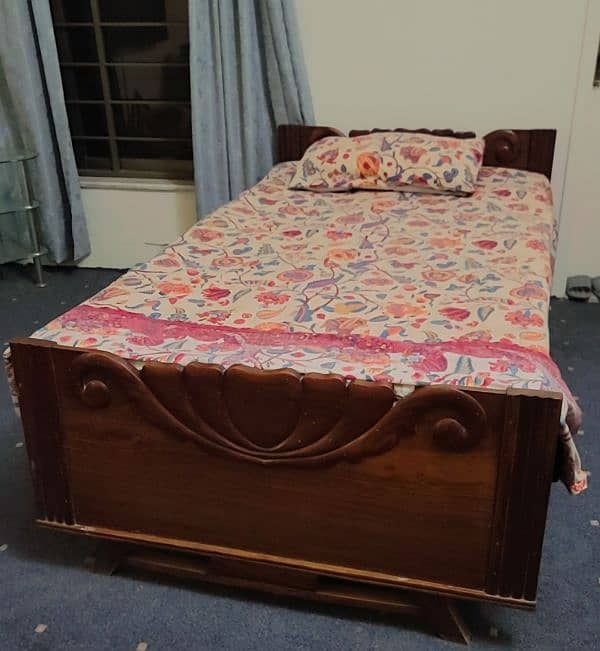 "Solid Wooden Bed for Sale – Excellent Condition" 3