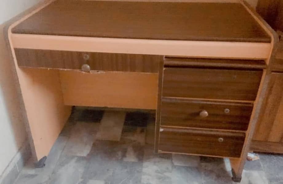 WOODEN STUDY TABLE FOR SELL 0